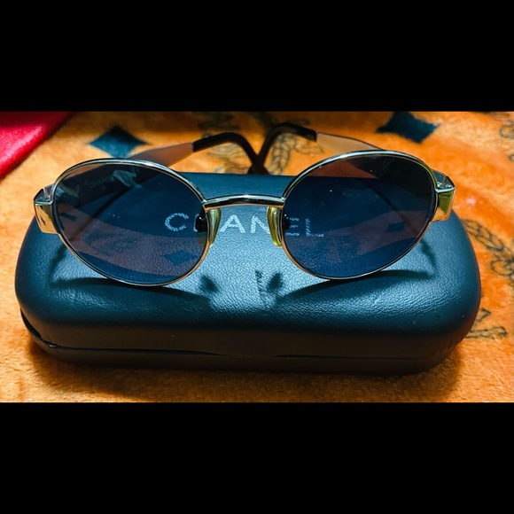 Chanel round glasses like new with case. - Picture 5 of 9
